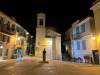 Nafplio bei Nacht: Kirche Agios Spyridon und Statue von Angelos Terzakis
