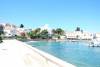 Spetses Küste mit Kirche der Heiligen Neuen Märtyrer